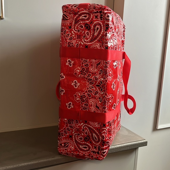 Supreme SS/21 Red Bandana Tarp Large Duffle Bag - Picture 5 of 14